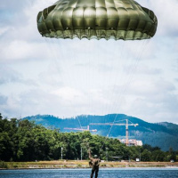 Z jastraba s padákom aj bez neho