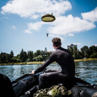 Z jastraba s padákom aj bez neho