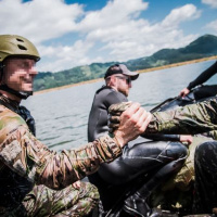 Z jastraba s padákom aj bez neho