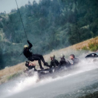 Z jastraba s padákom aj bez neho