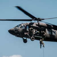 Z jastraba s padákom aj bez neho