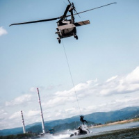 Z jastraba s padákom aj bez neho