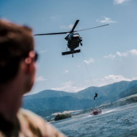 Z jastraba s padákom aj bez neho