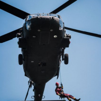 Z jastraba s padákom aj bez neho