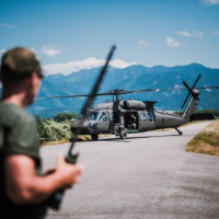 Z jastraba s padákom aj bez neho