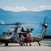 Z jastraba s padákom aj bez neho