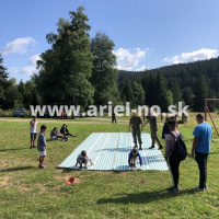 Profesionálni vojaci s deťmi v rekreačnom stredisku Železnô