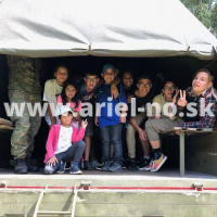 Profesionálni vojaci s deťmi v rekreačnom stredisku Železnô