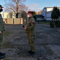 01 Odovzdávanie červených baretov