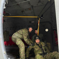 Profesionáli z Kuchyne nacvičovali núdzové opustenie lietadla