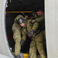 Profesionáli z Kuchyne nacvičovali núdzové opustenie lietadla