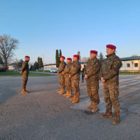 Návšteva viceadmirála na letisku v Kuchyni