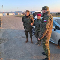 Návšteva viceadmirála na letisku v Kuchyni