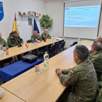 Návšteva viceadmirála na letisku v Kuchyni