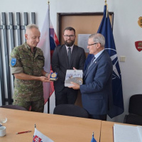 Španielsky generál na letisku v Kuchyni