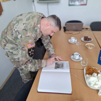 Vojenskí diplomati navštívili 46. krídlo Kuchyňa