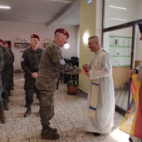 Španielsky veliteľ odovzdal vlajku slovenskému kaplánovi Vikariátu
