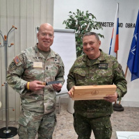 Návšteva z Indiany posilňuje spoluprácu v oblasti vzdelávania poddôstojníkov