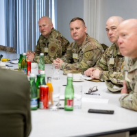 Návšteva z Indiany posilňuje spoluprácu v oblasti vzdelávania poddôstojníkov