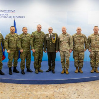 Návšteva z Indiany posilňuje spoluprácu v oblasti vzdelávania poddôstojníkov