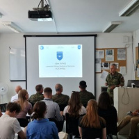 Študenti letnej škole diplomacie opäť zavítali na letisko