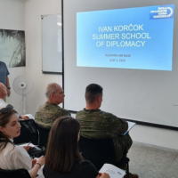 Študenti letnej škole diplomacie opäť zavítali na letisko