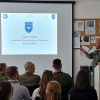 Študenti letnej škole diplomacie opäť zavítali na letisko