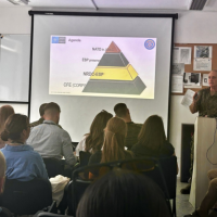 Študenti letnej škole diplomacie opäť zavítali na letisko