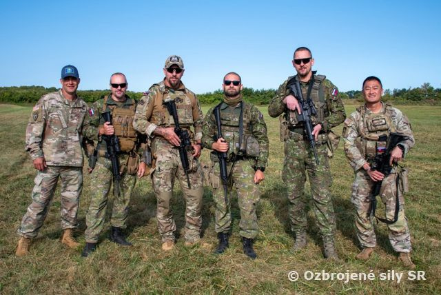 Príslušník prieskumného družstva 12.mechanizovaného práporu na súťaži INDIANA NATIONAL GUARD TAG Match Invitation v USA