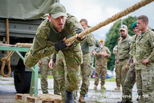 Príslušníci prieskumnej čaty 12.mechanizovaného práporu na súťaži v Slovinsku