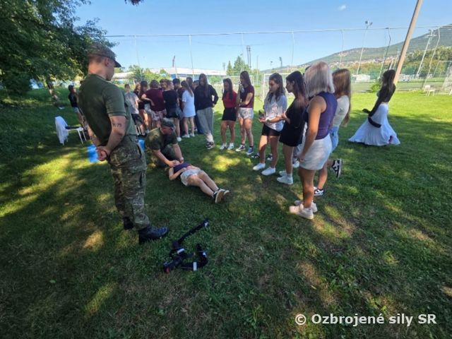 Ukážky vojakov 11. brigády Vzdušných Síl Nitra na zdravotníckej škole v Nitre