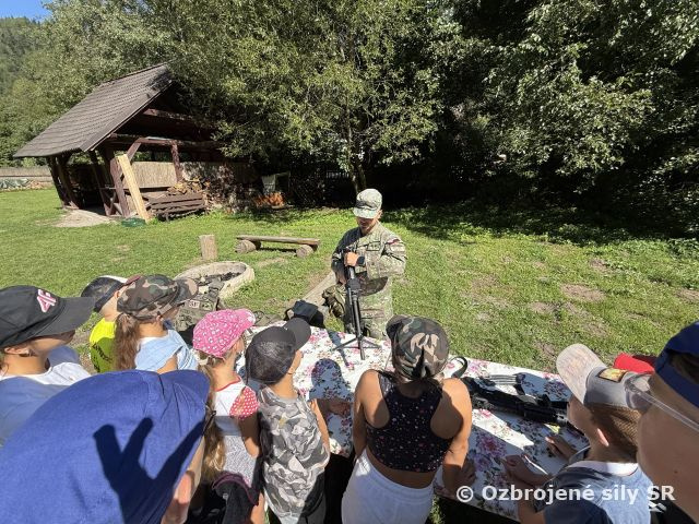 Ukážka príslušníkov 81. krídla v detskom tábore Tále