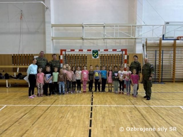 Príslušníci 42. zásobovacej základne navštívili Gymnázium v Turčianskych Tepliciach