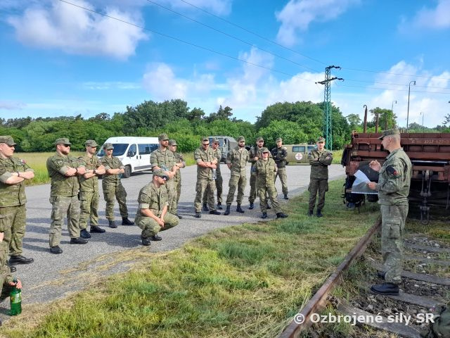 Príslušníci 46. krídla vagónovali