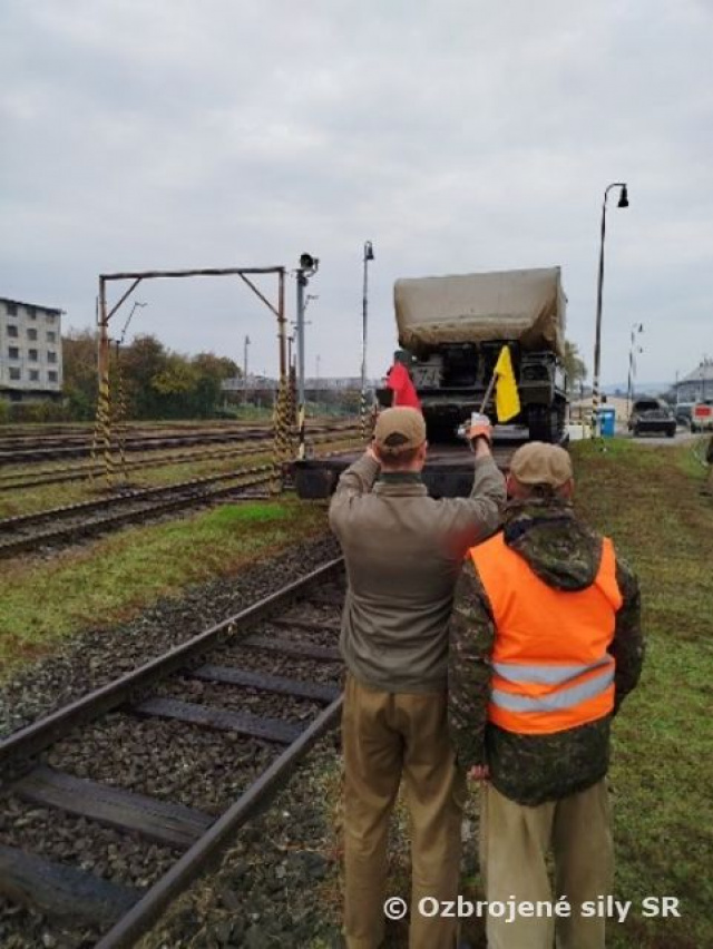 11. brigáda Vzdušných síl nacvičovala prepravu techniky po železnici