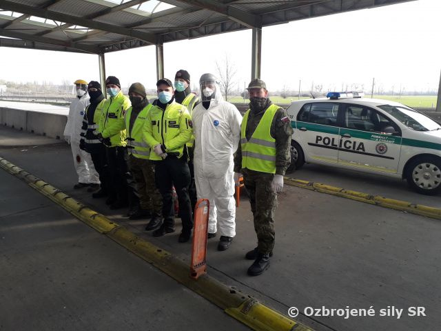 Vojaci z Kuchyne vypomáhajú aj na hraničných priechodoch