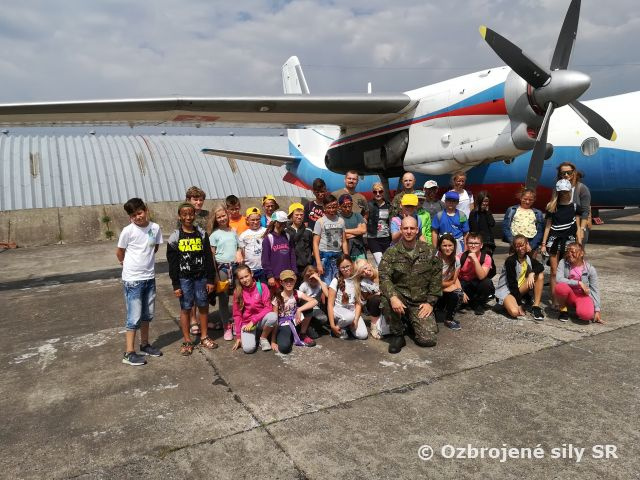 Deti na pôde dopravného krídla Kuchyňa