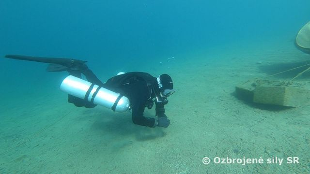 Výcvik ženijnej prieskumnej potápačskej čaty na štrkovisku Čierna Voda