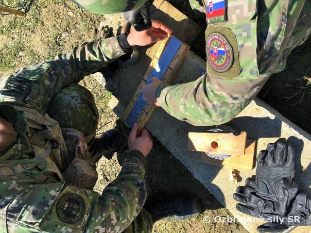 Ženisti zriaďovali mínové polia a ničili prvky za pomoci ostrej ženijnej munície 