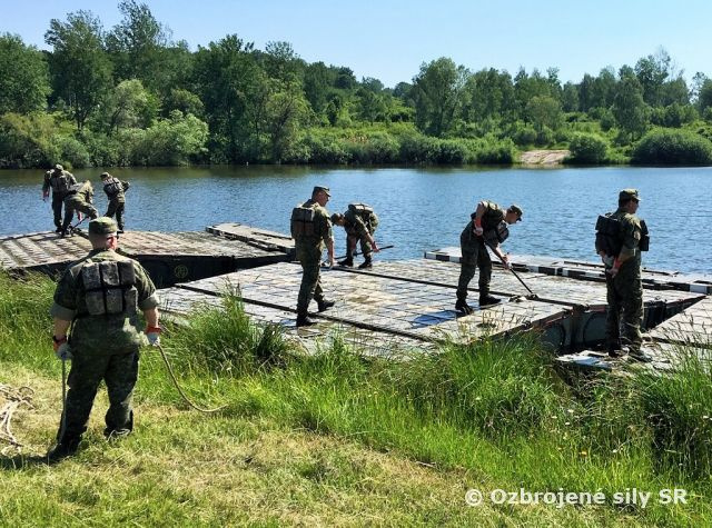 Cvičenie vojakov aktívnych záloh u ženistov napreduje