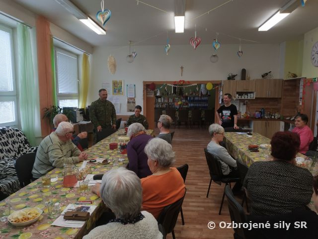 Vojaci v Dennom stacionári v Košiciach: Ozbrojené sily a seniori a veľkonočné tradície