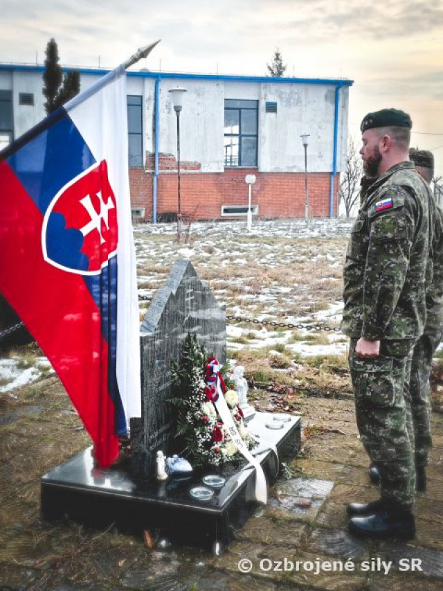 Pietny akt kladenia vencov pri pamätníku v bývalej základni Šajkovac