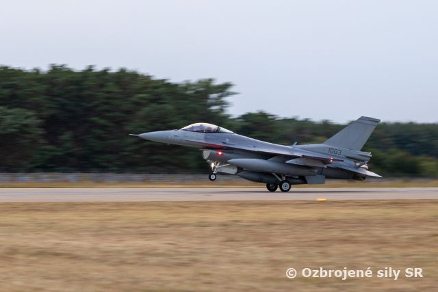 Významný deň pre naše ozbrojené sily: prílet F-16 na Slovensko 