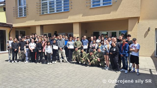 Branno-športový deň s čiernymi baretmi