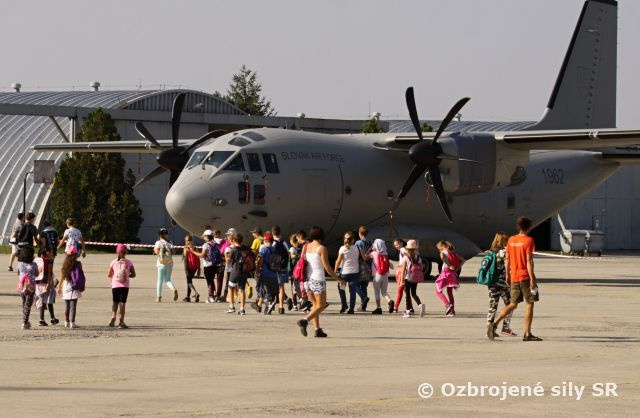 Deň otvorených dverí na letisku Kuchyňa pri príležitosti Dňa Ozbrojených síl SR