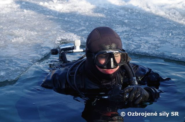 Vojenskí potápači zo Serede plnili úlohy pod ľadom