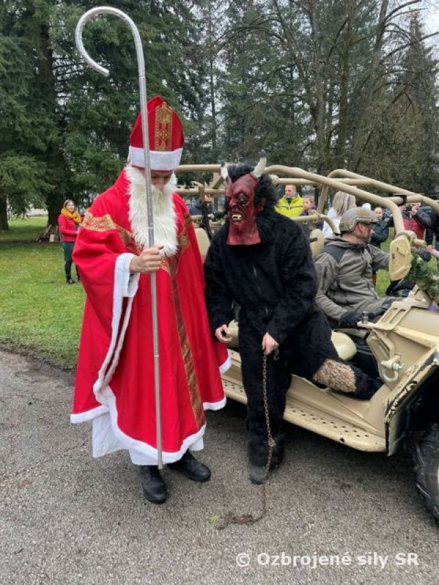 Mikuláš si našiel cestu k deťom z 5. pluku