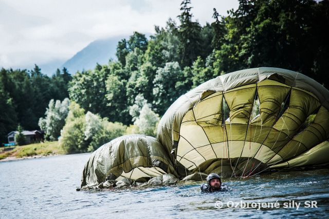 Z jastraba s padákom aj bez neho
