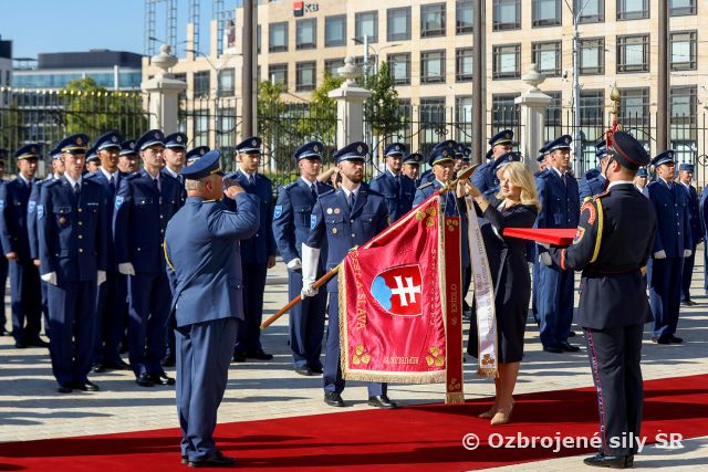 Prezidentka SR pripla stuhy na bojové zástavy desiatich útvarov