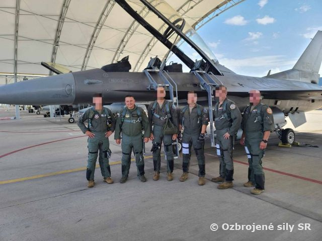 Generál Zmeko na kontrole výcviku slovenských pilotov F-16 